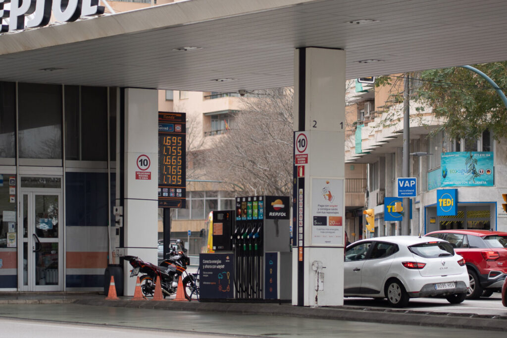 Gasolinera Repsol con precios de gasolina visibles en pantalla