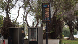 Pantalla de precios de gasolina en una gasolinera en Baleares
