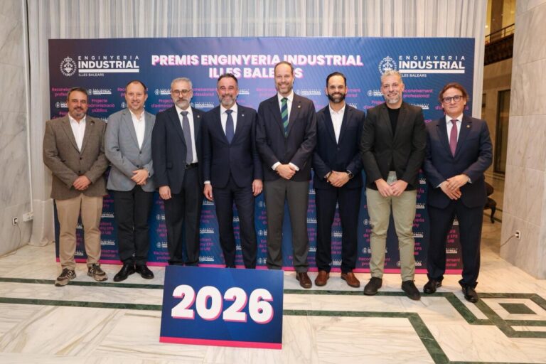 Grupo de personas en la entrega de premios de ingenier&iacute;a en Baleares