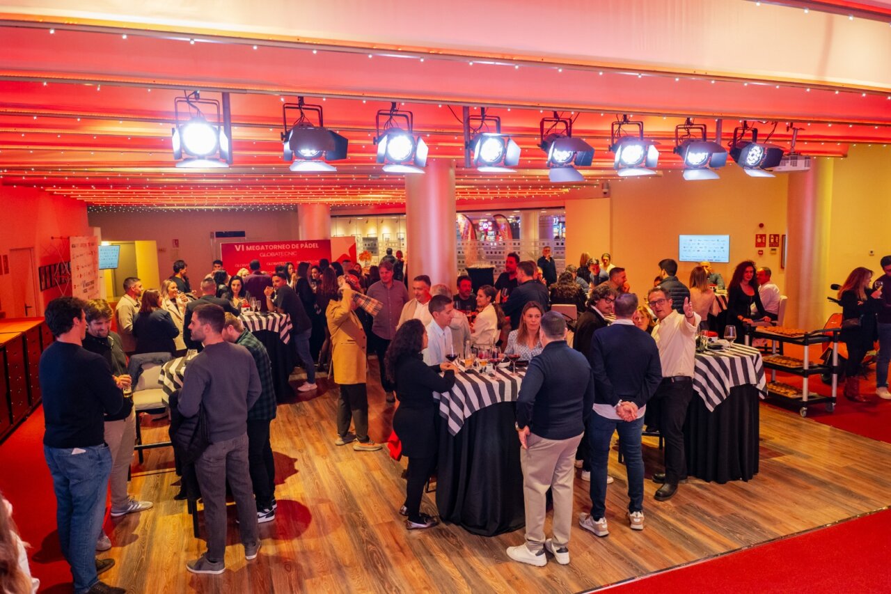 Asistentes en la presentaci&oacute;n del VI Megatorneo de p&aacute;del en Mallorca.