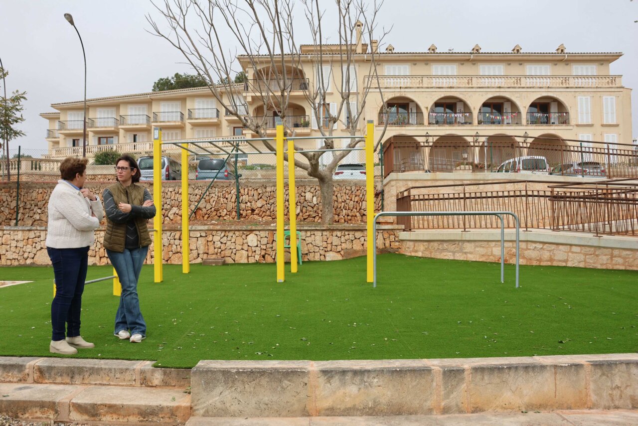 Dos mujeres conversando en el nuevo parque de Sa Resid&egrave;ncia con c&eacute;sped artificial