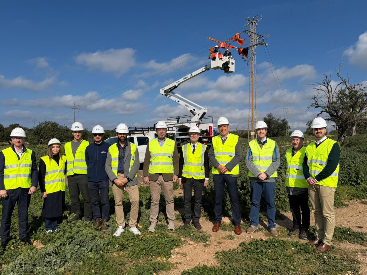 Grupo de personas en una visita a obras de protecci&oacute;n de aves en Mallorca