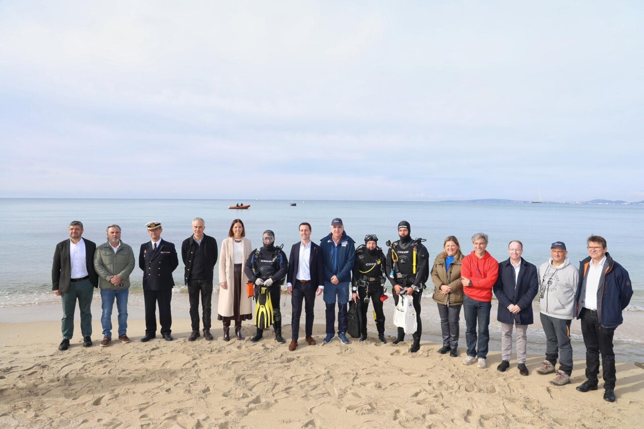 Grupo de personas en la playa junto al mar en Mallorca