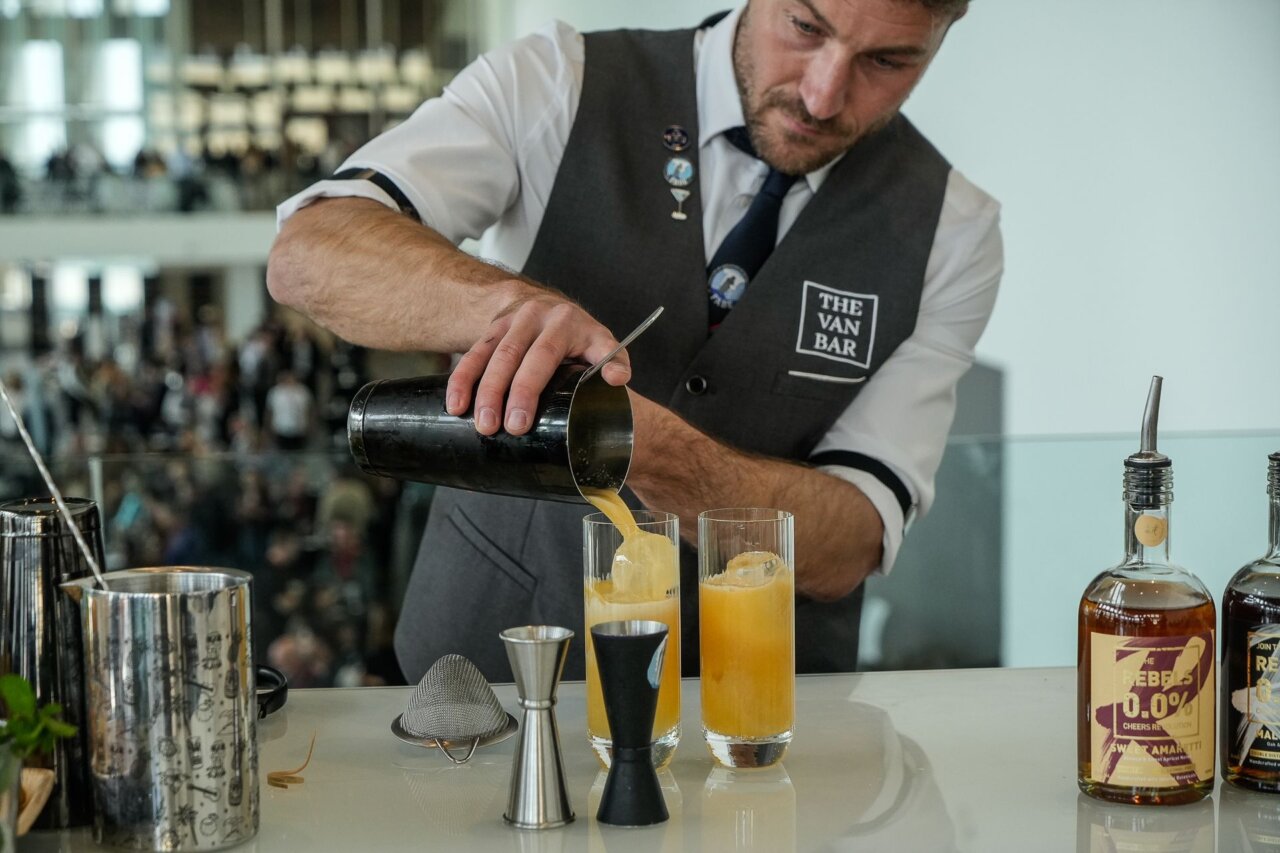 Biel Ramon preparando un c&oacute;ctel en un evento de cocteler&iacute;a.