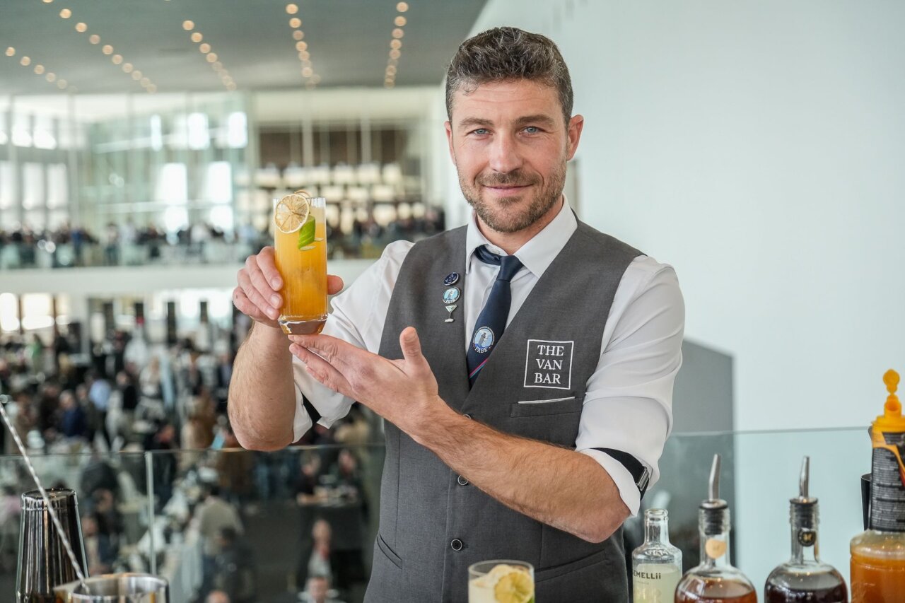 Biel Ramon mostrando un c&oacute;ctel en un evento de cocteler&iacute;a