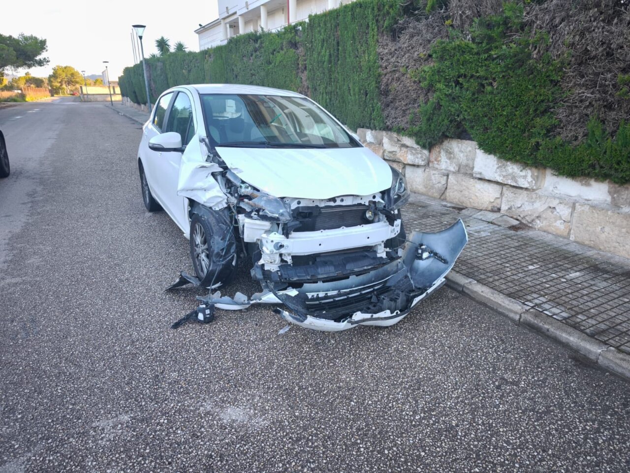 Veh&iacute;culo da&ntilde;ado en un accidente de tr&aacute;fico en Alc&uacute;dia