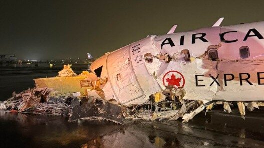 Un avi&oacute;n choca con un cami&oacute;n de bomberos en Nueva York y deja al menos dos muertos