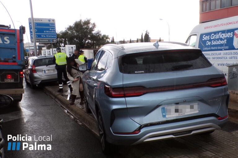 Accidente de tráfico en Palma con vehículos y policías presentes