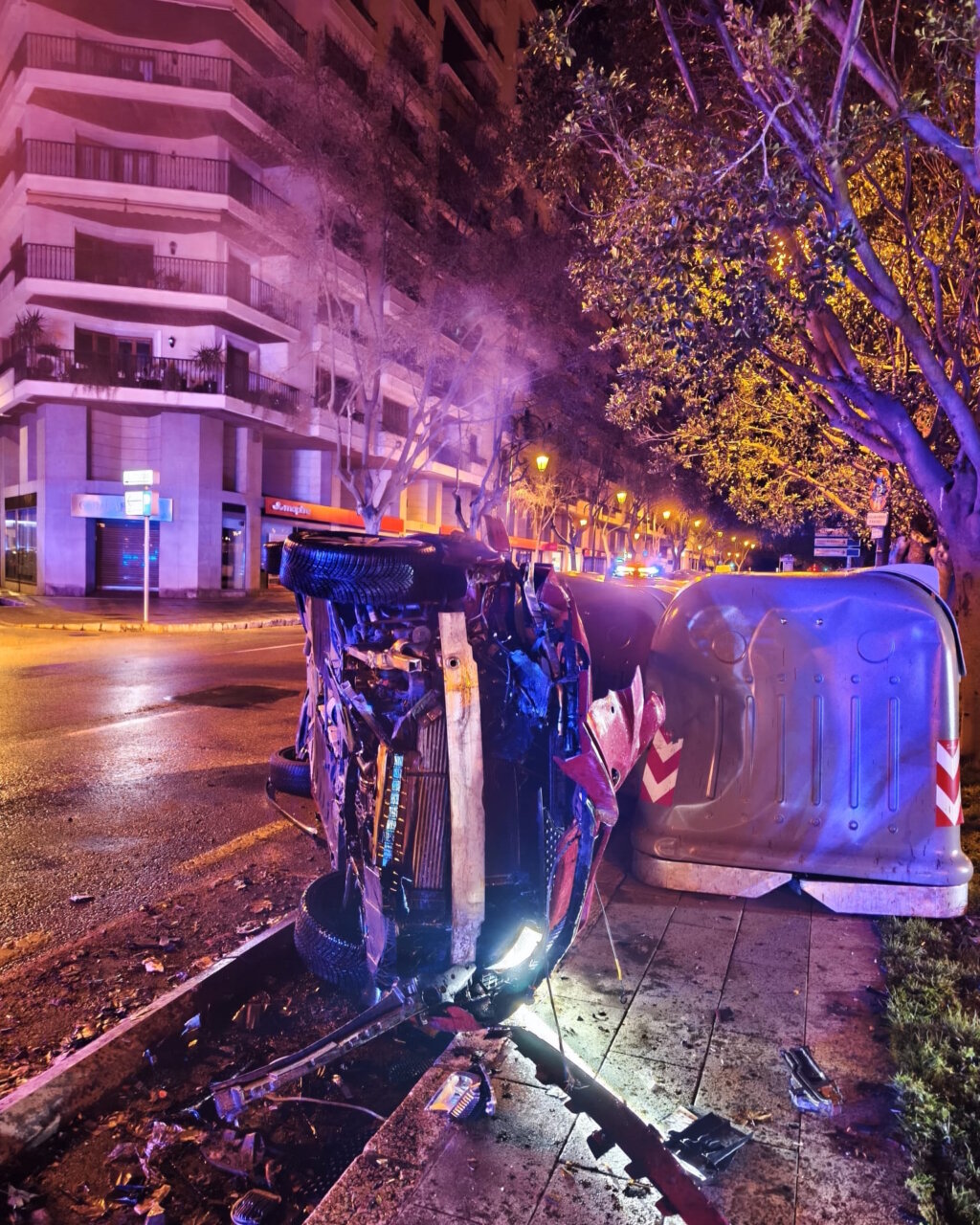 Veh&iacute;culo volcado tras accidente en Paseo Mallorca con da&ntilde;os visibles.
