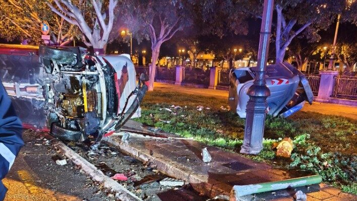 Un conductor borracho arrasa con un sem&aacute;foro y varios contenedores en el Paseo Mallorca