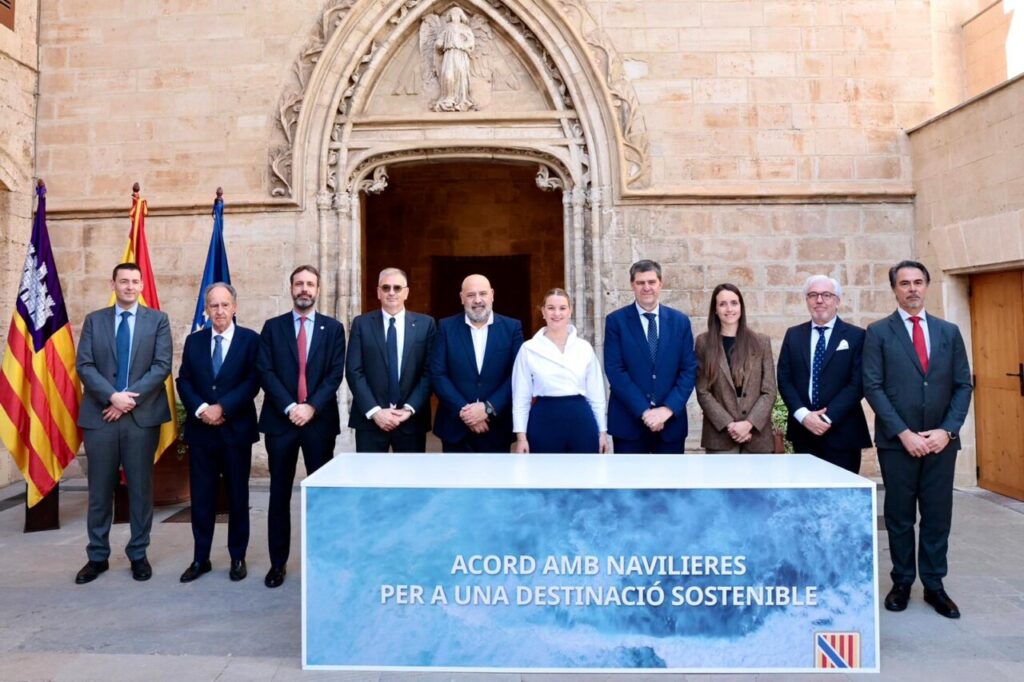 Grupo de personas firmando un acuerdo sobre sostenibilidad en Palma