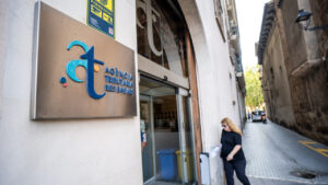 Entrada de la Agencia Tributaria con un cartel visible en la fachada.