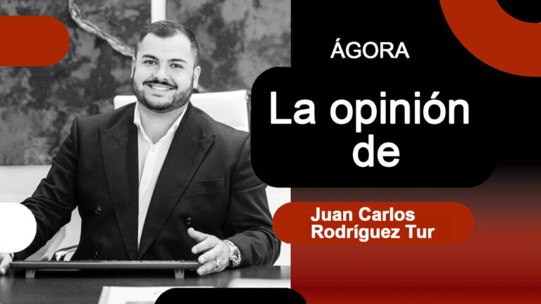 Juan Carlos Rodríguez Tur sonriendo en su oficina