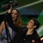Alba Flores celebrando su premio Goya en el escenario