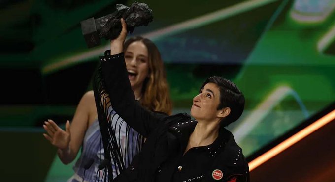 Alba Flores celebrando su premio Goya en el escenario
