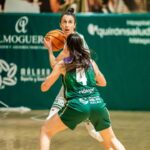 Alba Torrens en acci&oacute;n durante un partido de baloncesto en M&aacute;laga