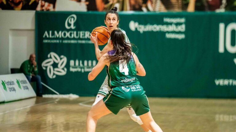 Alba Torrens en acci&oacute;n durante un partido de baloncesto en M&aacute;laga