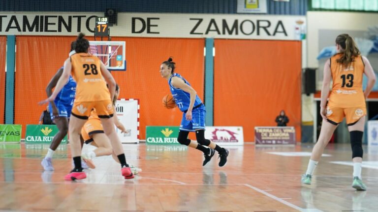 Alba Torrens en acci&oacute;n durante un partido de baloncesto en Zamora
