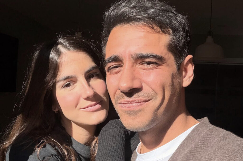 Alberto Herrera y su pareja sonr&iacute;en juntos en una foto