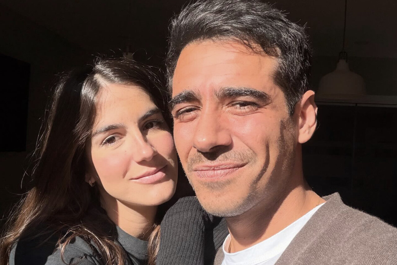 Alberto Herrera y su pareja sonr&iacute;en juntos en una foto
