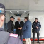 El alcalde de Palma, Jaime Mart&iacute;nez, supervisando la limpieza en la antigua prisi&oacute;n.