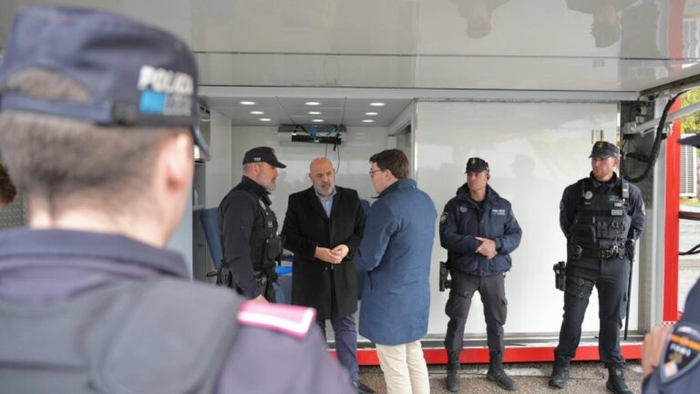 El alcalde de Palma, Jaime Mart&iacute;nez, supervisando la limpieza en la antigua prisi&oacute;n.