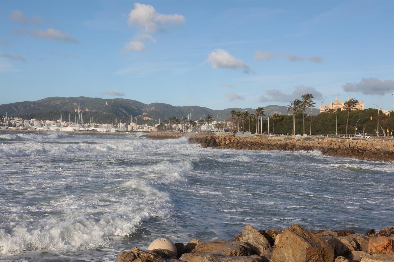 Olas grandes y viento fuerte en la costa de Mallorca