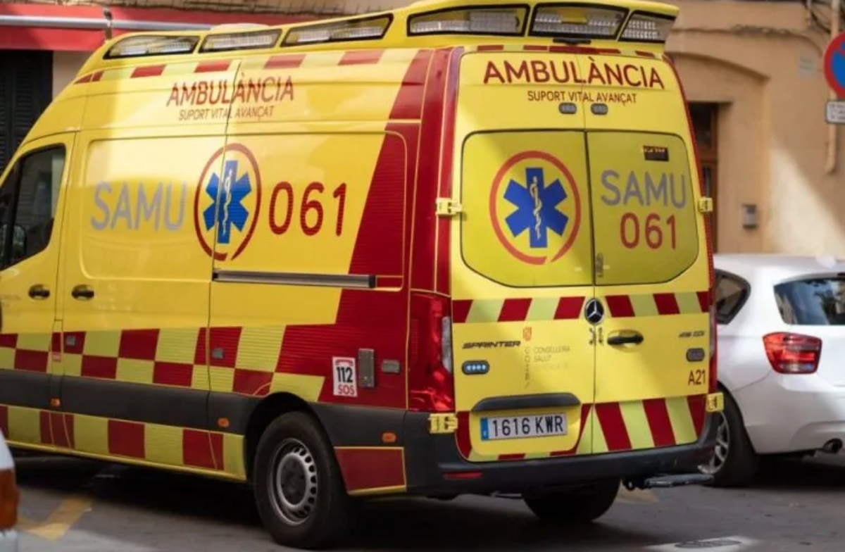 Ambulancia del SAMU061 en la calle tras un accidente de tr&aacute;fico
