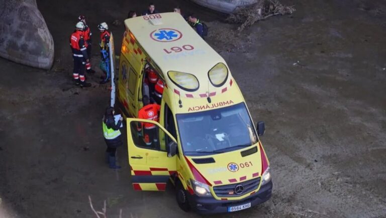 Ambulancia y equipos de emergencia en el torrente de sa Riera