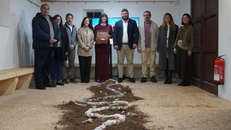 Anastasia Eg&oacute;rova recibiendo el Premi Benet Mas 2026 en el Museu del Fang