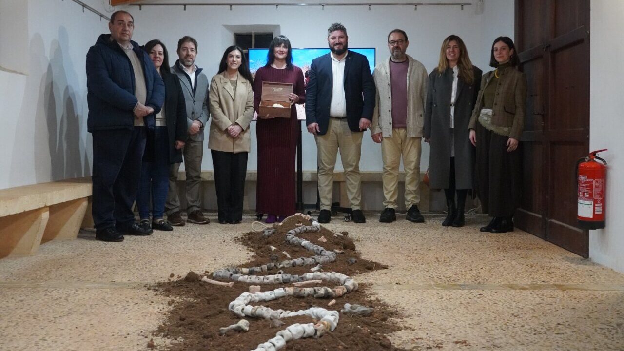 Anastasia Eg&oacute;rova recibiendo el Premi Benet Mas 2026 en el Museu del Fang