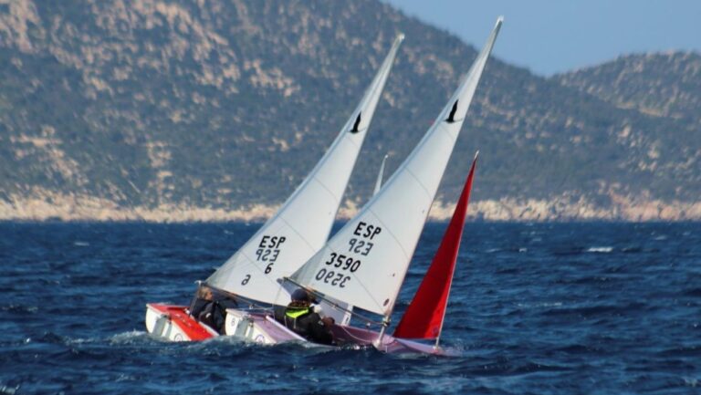 Dos barcos de vela compitiendo en la Copa de Espa&ntilde;a Hansa 303 en Andratx.