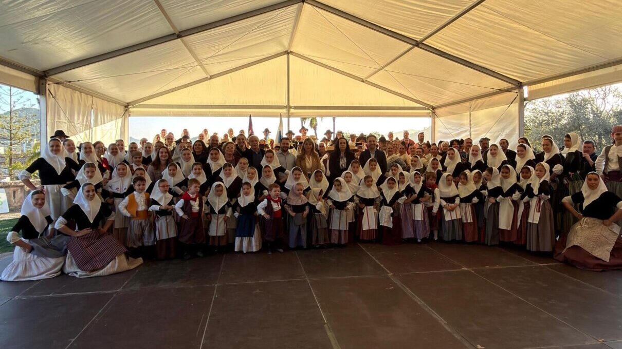Grupo de personas en trajes tradicionales en el FolkAndratx Festival