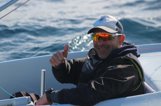 Regatista sonriente en la Copa de España Hansa 303 en Andratx