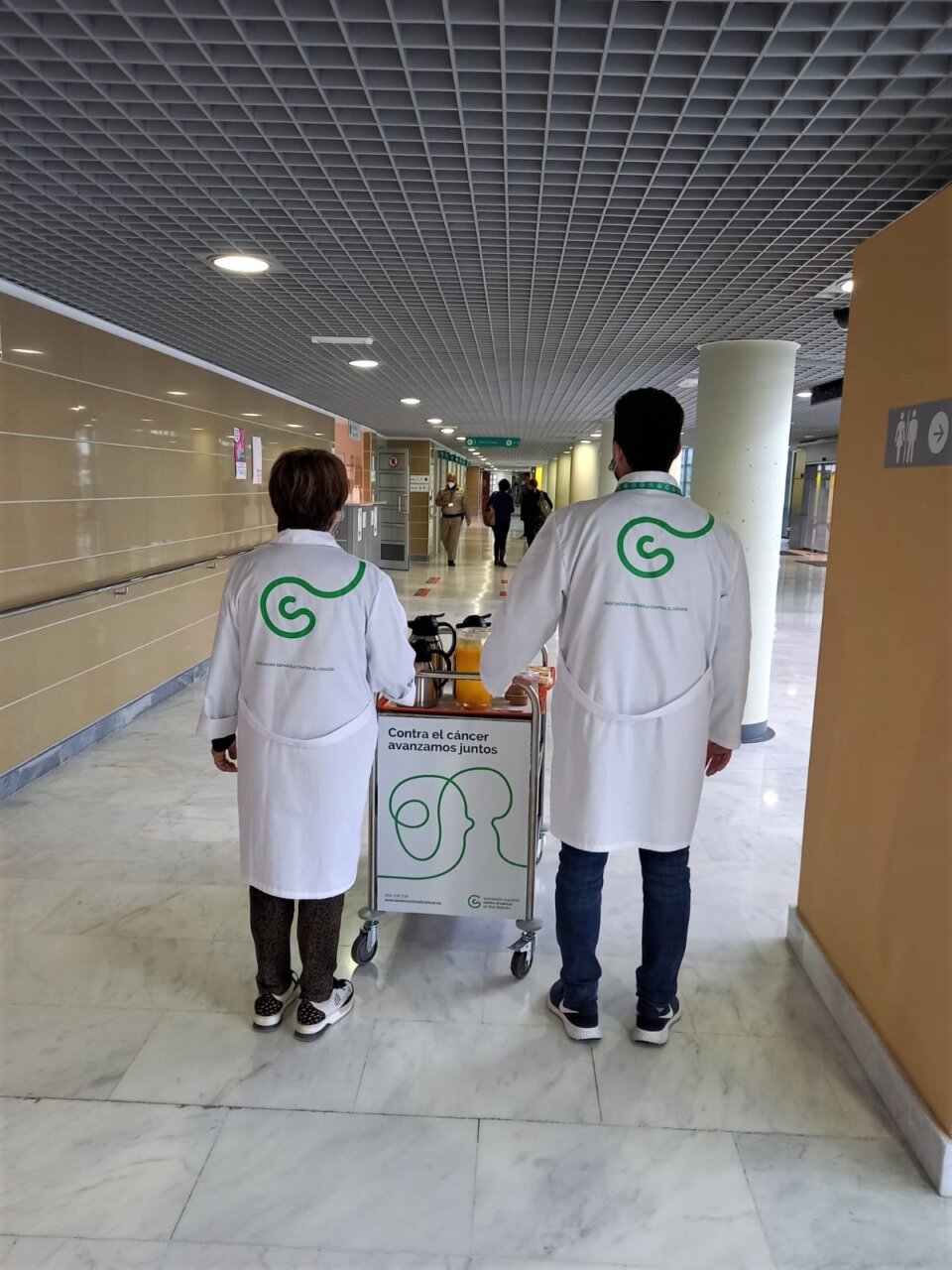 Dos profesionales de la salud con batas blancas en un hospital de Baleares