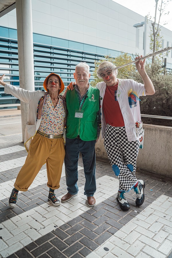 Tres personas disfrazadas de payasos en un entorno hospitalario