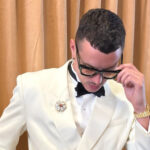 Ar&oacute;n Piper vistiendo un esmoquin blanco en los Oscar 2026