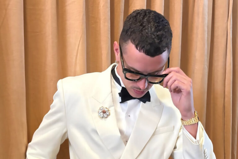 Arón Piper vistiendo un esmoquin blanco en los Oscar 2026