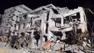 Edificio da&ntilde;ado tras un ataque con misil en Israel