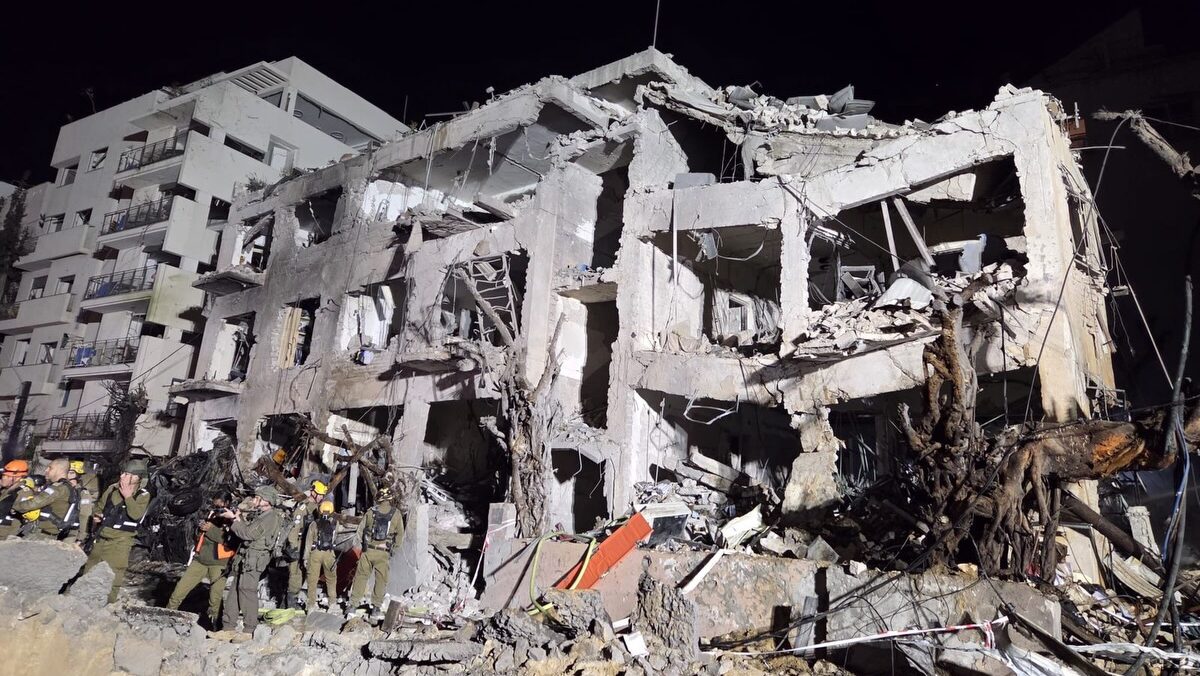 Edificio da&ntilde;ado tras un ataque con misil en Israel