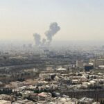 Vista de Teherán con columnas de humo tras ataques aéreos