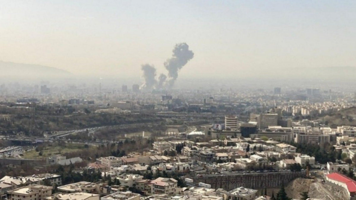 Vista de Teher&aacute;n con columnas de humo tras ataques a&eacute;reos