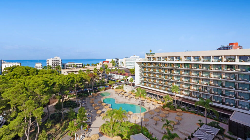 Vista del Aubamar Palma Resort con piscina y mar al fondo