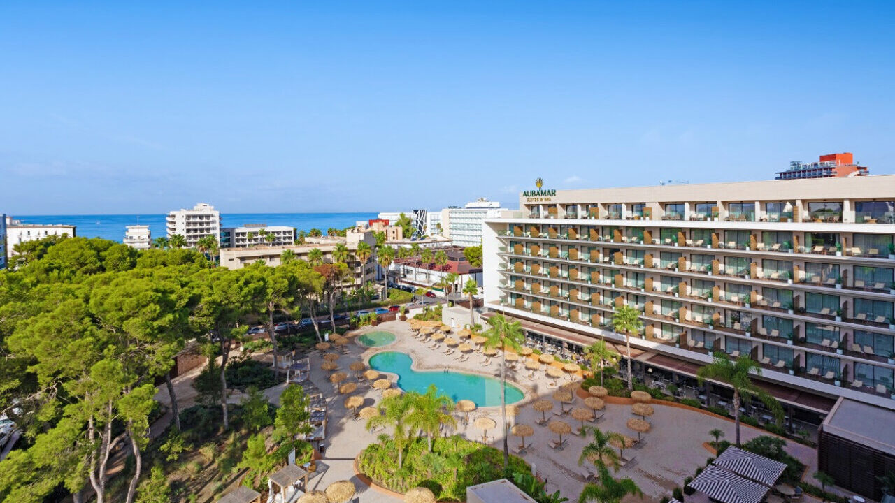 Vista del Aubamar Palma Resort con piscina y mar al fondo