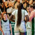 Jugadoras del equipo Azulmarino en una charla t&aacute;ctica durante un partido