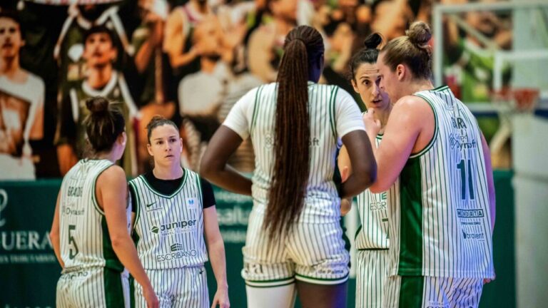 Jugadoras del equipo Azulmarino en una charla t&aacute;ctica durante un partido