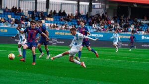 Jugadores del FC Barcelona y Atl&eacute;tico Baleares en un partido de f&uacute;tbol
