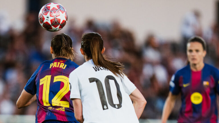 Jugadora del Barça en acción durante el partido contra el Real Madrid