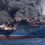 Barco en llamas con humo negro en el mar durante un conflicto