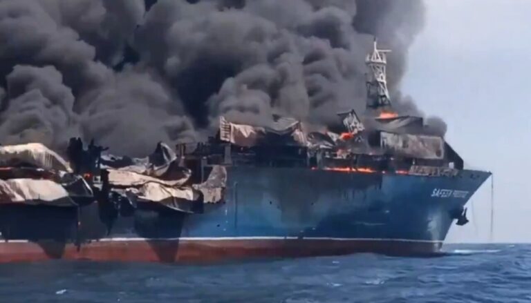 Barco en llamas con humo negro en el mar durante un conflicto
